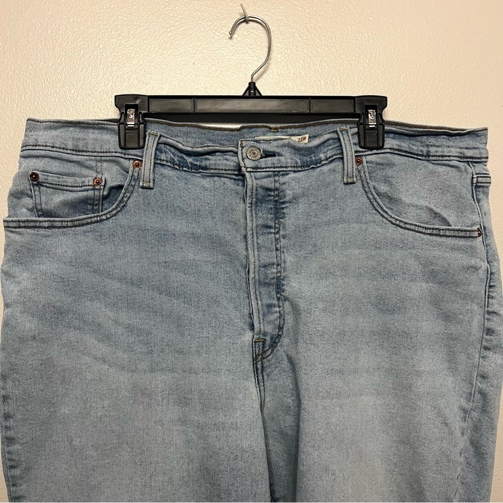 Levi's Women's Ribcage Straight Leg Jeans in Light Wash Blue Size 22W - Picture 2 of 9